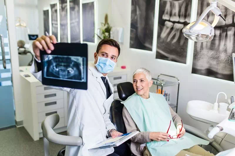 Dentysta przegląda zdjęcie zębów