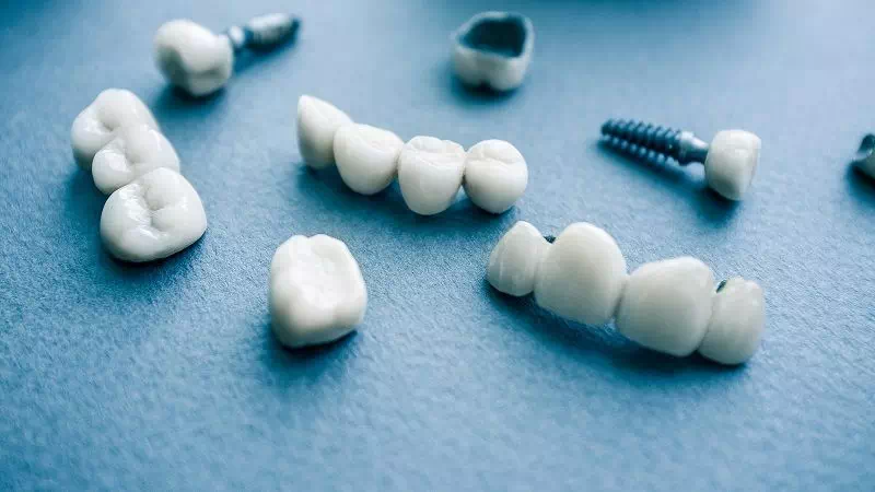 Różne implanty zębów