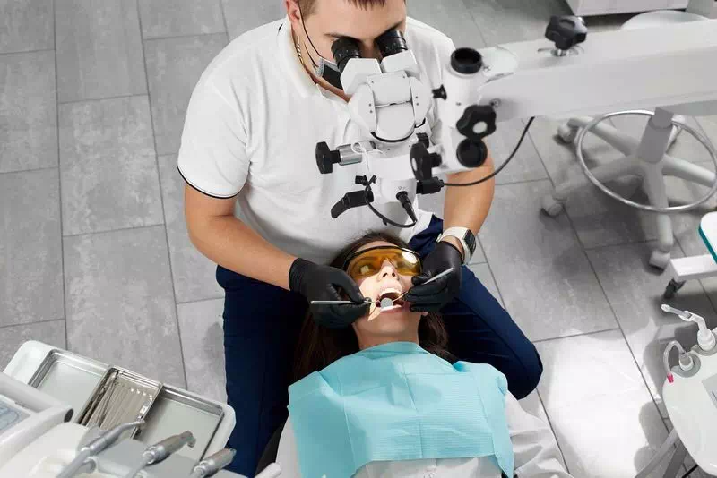 Leczenie zębów przez dentystę
